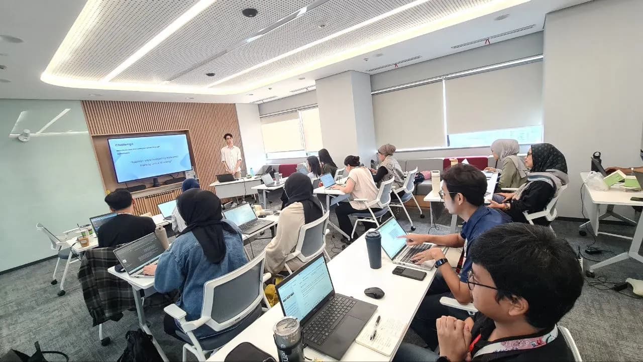 Corporate AI training MSIG Indonesia: Aurelius Ivan Wijaya memimpin sesi hands-on Generative AI untuk tim di ruang kelas